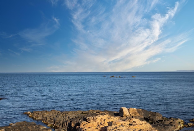 Paesaggio bulgaro con il Mar Nero e pietre al tramonto