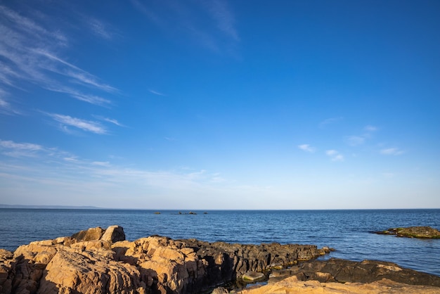 Paesaggio bulgaro con il Mar Nero e pietre al tramonto