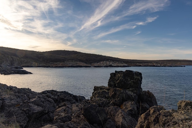 Paesaggio bulgaro con il Mar Nero e pietre al tramonto