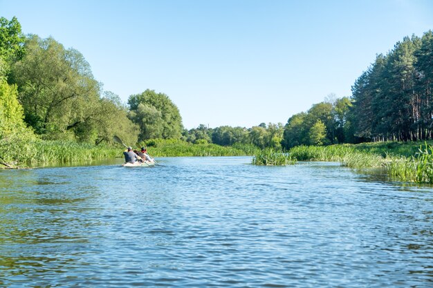 Paesaggio calmo con fiume azzurro e alberi verdi