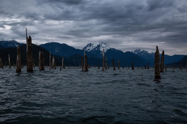 Paesaggio canadese durante un'alba nuvolosa