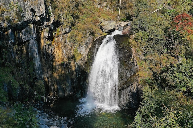 paesaggio cascata, montagna altai russia, lago teletskoye