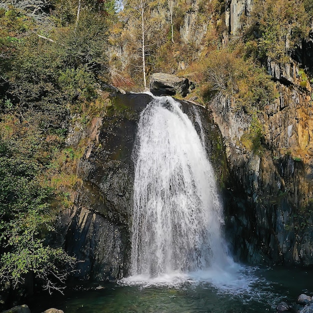 paesaggio cascata, montagna altai russia, lago teletskoye