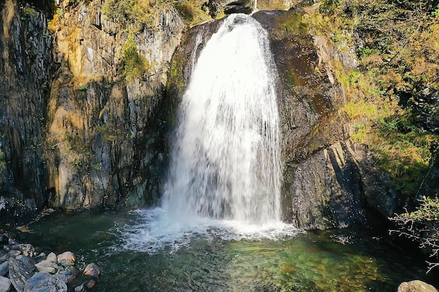 paesaggio cascata, montagna altai russia, lago teletskoye