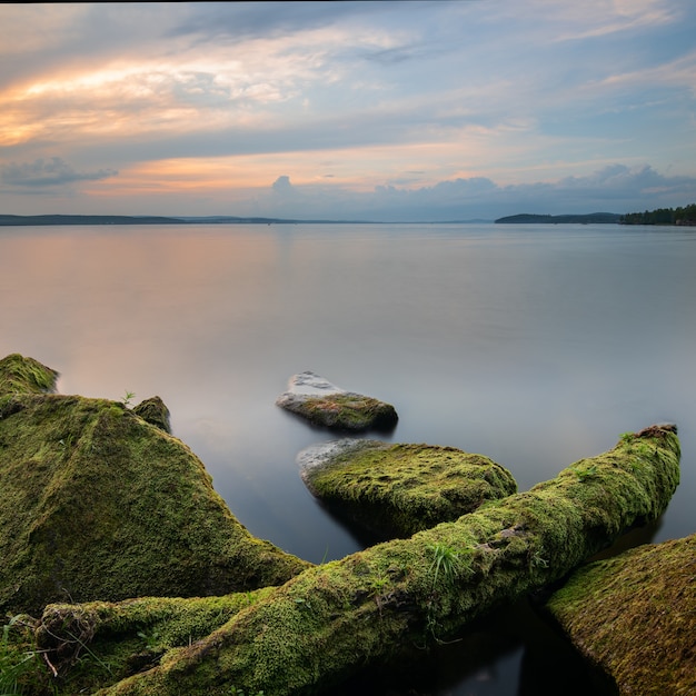 Paesaggio catturato al tramonto con primo piano strutturato e lunga esposizione