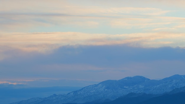 Paesaggio cielo colorato all'alba natura cielo di montagna e nuvole concetto di alba