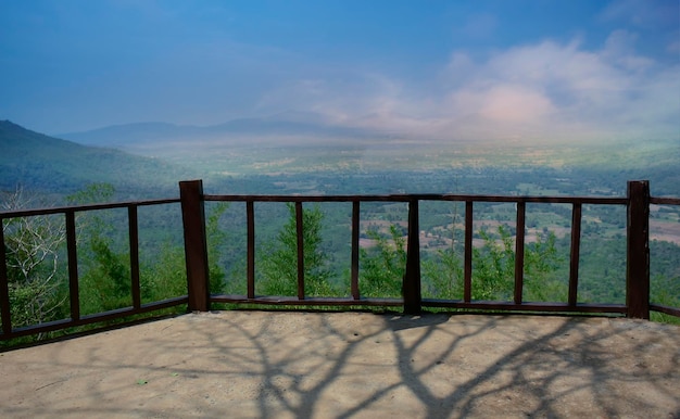 Paesaggio cielo e montagne per fare uno sfondo