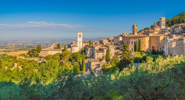 Paesaggio cittadino contro il cielo blu