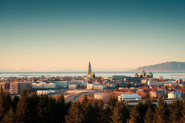 Paesaggio cittadino del cielo serale sulla più grande chiesa luterana Hallgrimskirkja nel centro di Reykjavik, in Islanda