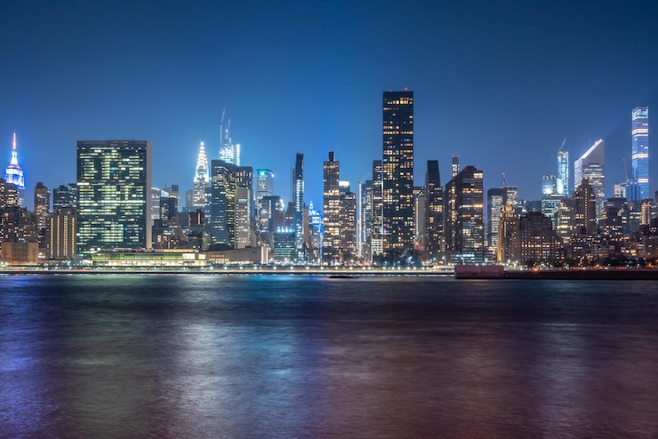 Foto paesaggio cittadino di new york durante la notte con l'orizzonte affollato e densi grattacieli che riempiono il cielo