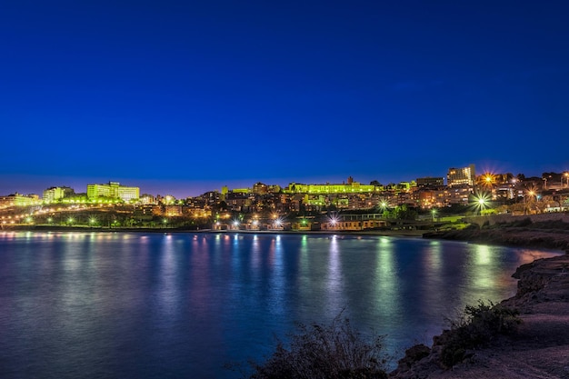 Paesaggio cittadino illuminato di notte