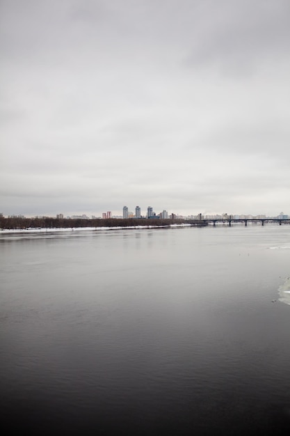 Paesaggio cittadino. la vista sul fiume Dnepr con tempo nuvoloso. Kiev, Ucraina.