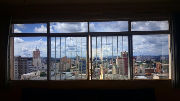 Paesaggio cittadino visto attraverso una finestra di vetro