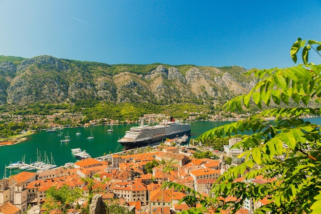 Paesaggio colorato con barche e yacht in marina bay, mare, montagne, cielo blu