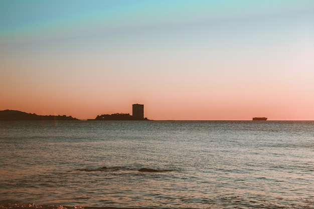 paesaggio colorato con silhouette di torre