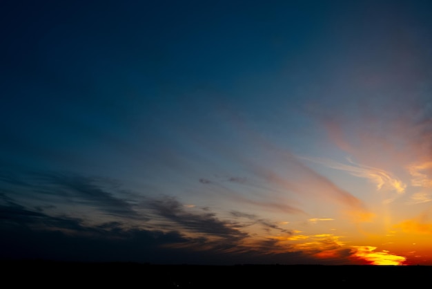 Paesaggio colorato di bellissimo tramonto e sorgere del sole