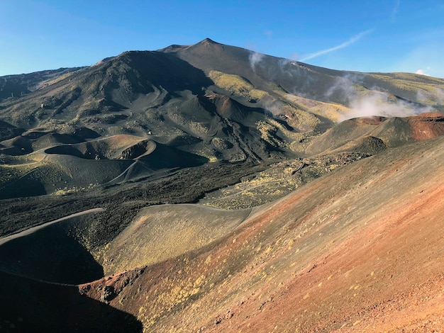 Paesaggio colorato di stratovulcano europeo attivo sulla costa orientale della Sicilia, Italia. Superficie del vulcano