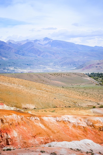 Paesaggio colorato rosso unico di Marte ChaganUzun Altai Russia