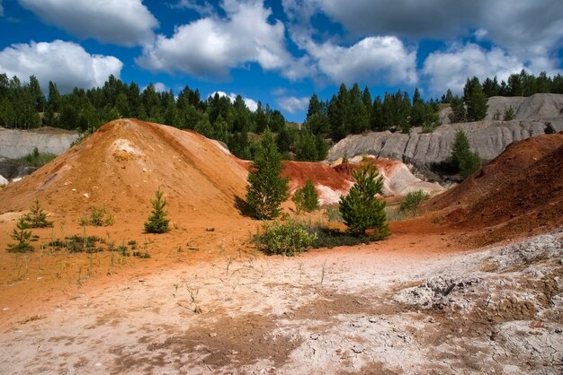 Paesaggio come un pianeta Marte superficie incredibile cielo bellissime nuvole Urali cave di argilla refrattaria