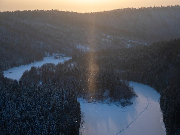 Paesaggio con aria invernale foresta innevata e fiume