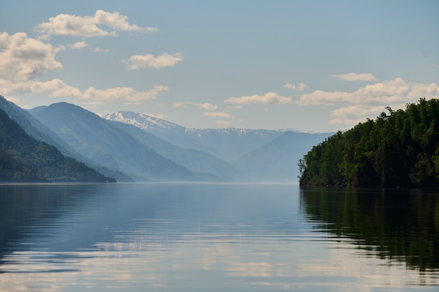 Paesaggio con barche nel lago d'acqua con vista sulle montagne. Teletskoye Lago Altai in Siberia.