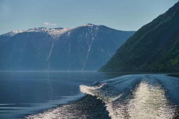 Paesaggio con barche nel lago d'acqua con vista sulle montagne. Teletskoye Lago Altai in Siberia.