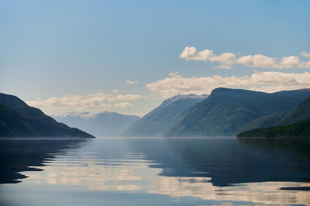 Paesaggio con barche nel lago d'acqua con vista sulle montagne. Teletskoye Lago Altai in Siberia.