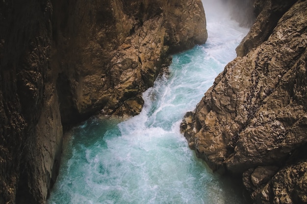 Paesaggio con canyon e fiume di montagna in austria