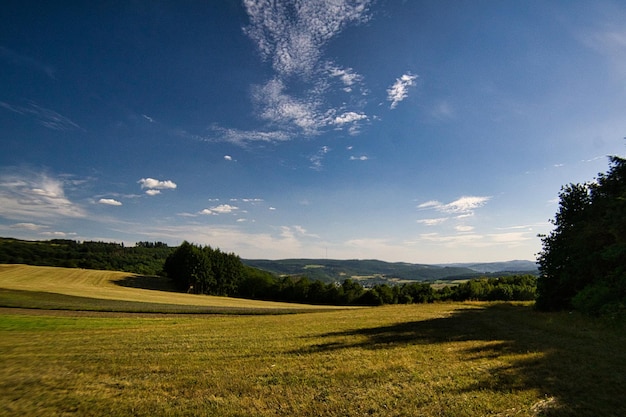 Paesaggio con colline campi prati e agricoltura Escursioni nella natura