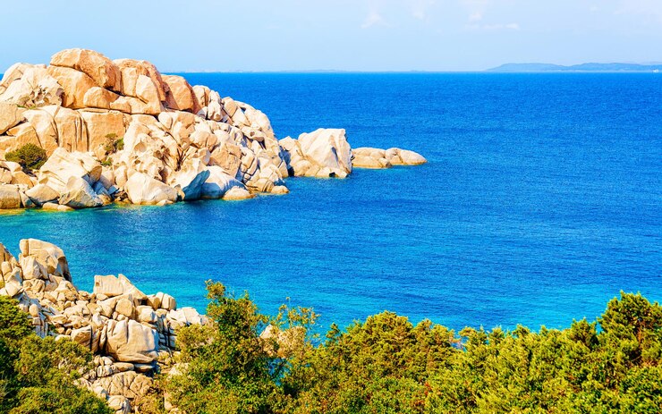 Paesaggio con costa rocciosa di Capo Testa a Santa Teresa Gallura al Mar Mediterraneo sull'isola di Sardegna in estate Italia. Scenario della provincia di Cagliari. Tecnica mista.
