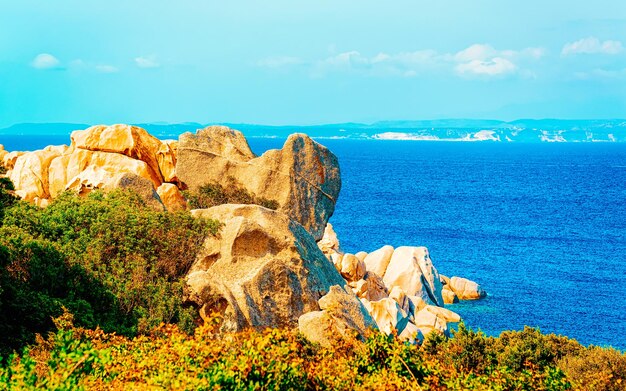 Paesaggio con costa rocciosa di Capo Testa a Santa Teresa Gallura al Mar Mediterraneo sull'isola di Sardegna in estate Italia. Scenario della provincia di Cagliari. Tecnica mista.