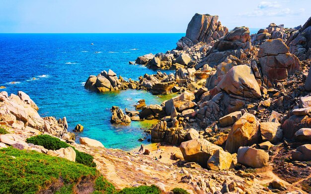 Paesaggio con costa rocciosa di Capo Testa a Santa Teresa Gallura al Mar Mediterraneo sull'isola di Sardegna in estate Italia. Scenario della provincia di Cagliari. Tecnica mista.