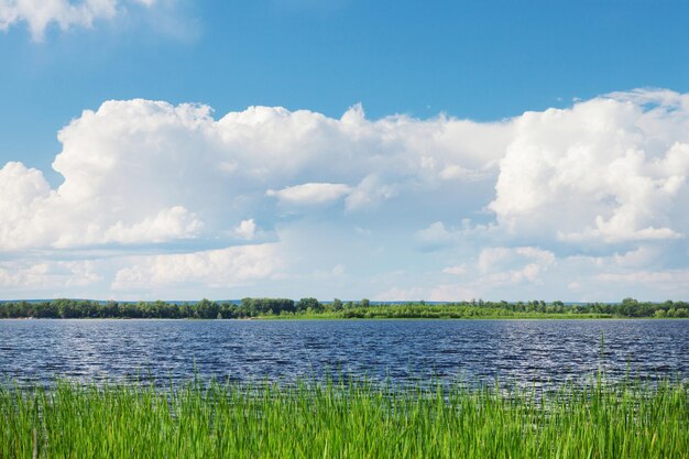 Paesaggio con fiume e cielo nuvoloso