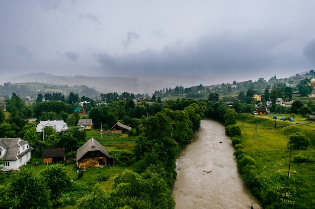 paesaggio con fiume e nuvole piovose