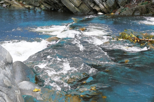 Paesaggio con fiume e pietre