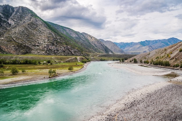 Paesaggio con il fiume Katun nei monti Altai in autunno