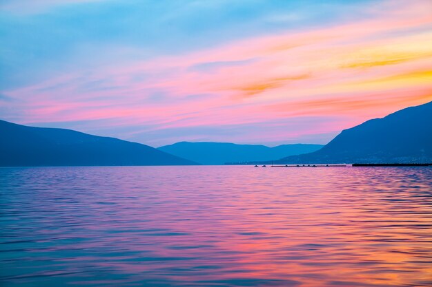 Paesaggio con la baia di Kotor del mare Adriatico in Montenegro al crepuscolo