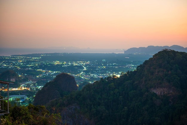 Paesaggio con la città illuminata di Krabi e le montagne di notte Vista aerea Thailandia