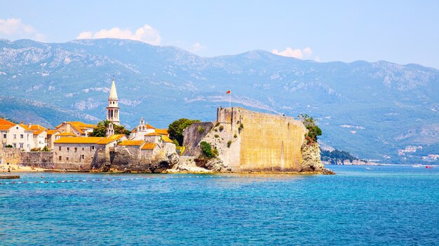 Paesaggio con la città vecchia di Budva in Montenegro