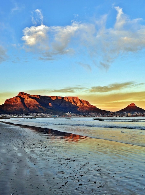 Paesaggio con la spiaggia di Milnerton e la Table Mountain all'alba