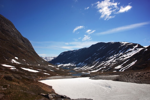 Paesaggio con lago e montagne coperte di neve in Norvegia.