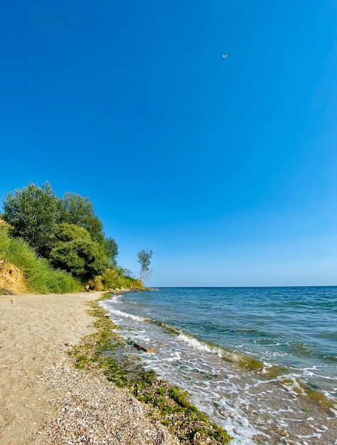 Paesaggio con mare e cielo azzurro