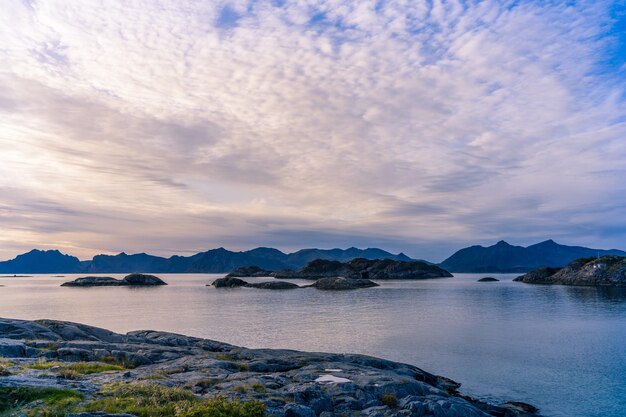 Paesaggio con mare e montagna alle Lofoten, Norvegia