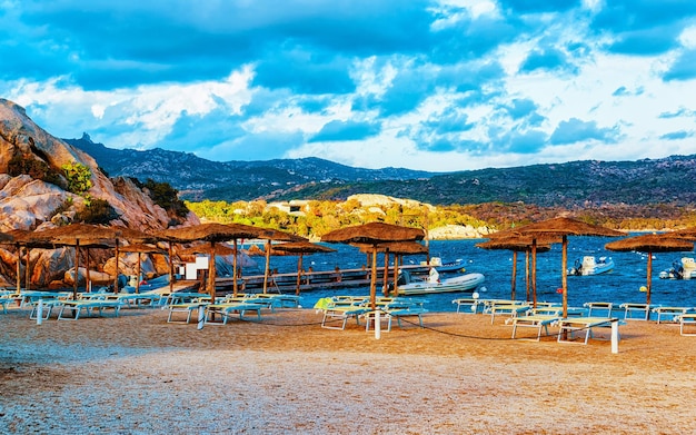 Paesaggio con mattinata romantica alla spiaggia di Capriccioli in Costa Smeralda del Mar Mediterraneo sull'isola di Sardegna in Italia. Cielo con nuvole. Porto Cervo e provincia di Olbia. Tecnica mista.