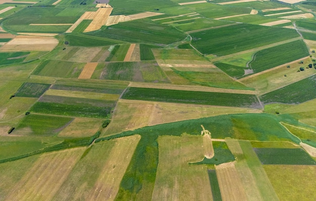 Paesaggio con molti terreni coltivati visto dall'alto