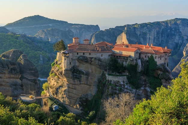 Paesaggio con monasteri e formazioni rocciose in Meteora Grecia