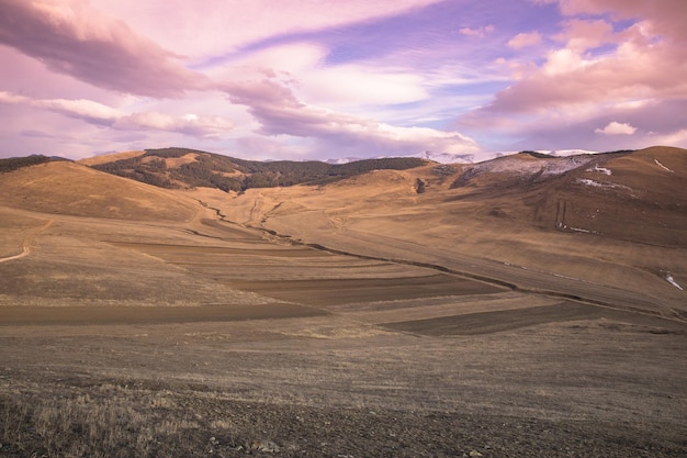 Paesaggio con montagna al tramonto