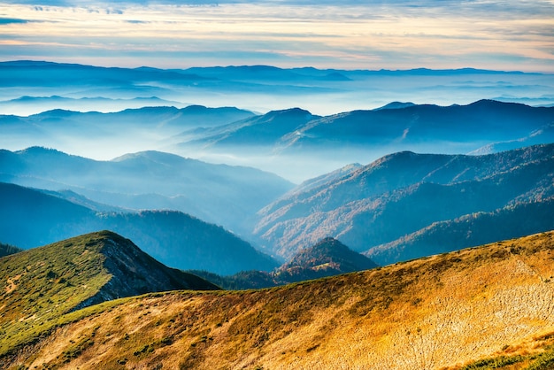 Paesaggio con montagne blu e colline gialle