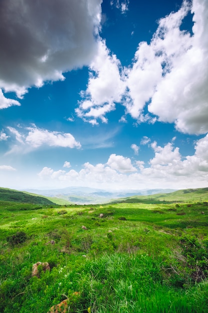 Paesaggio con montagne e cielo