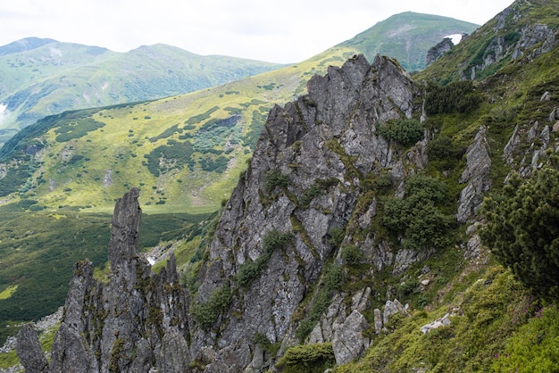 Paesaggio con montagne e nuvole. Rocce. Meta turistica escursionistica